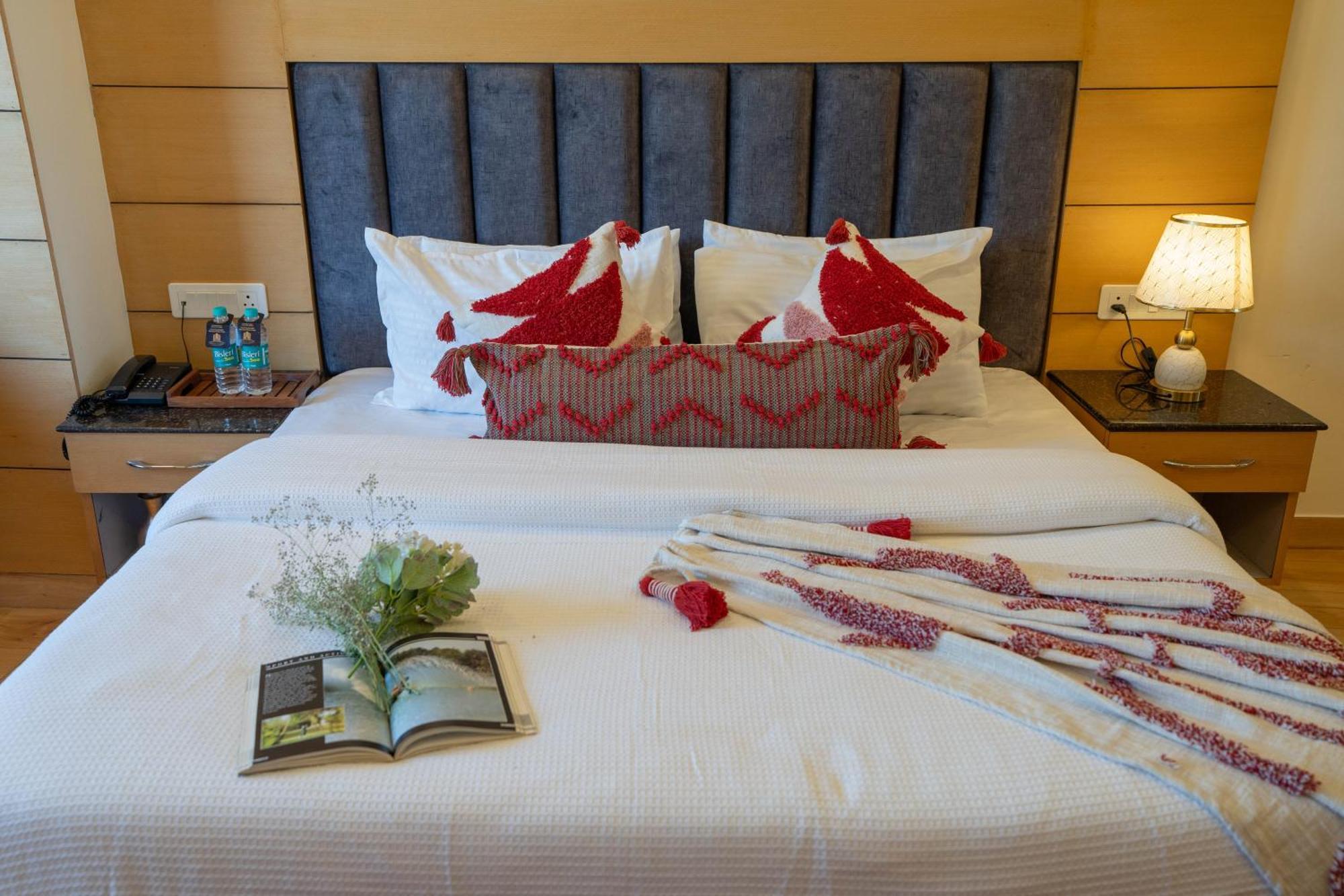 Super Hotel By Perfectstayz Mall Road Mussoorie Exterior photo