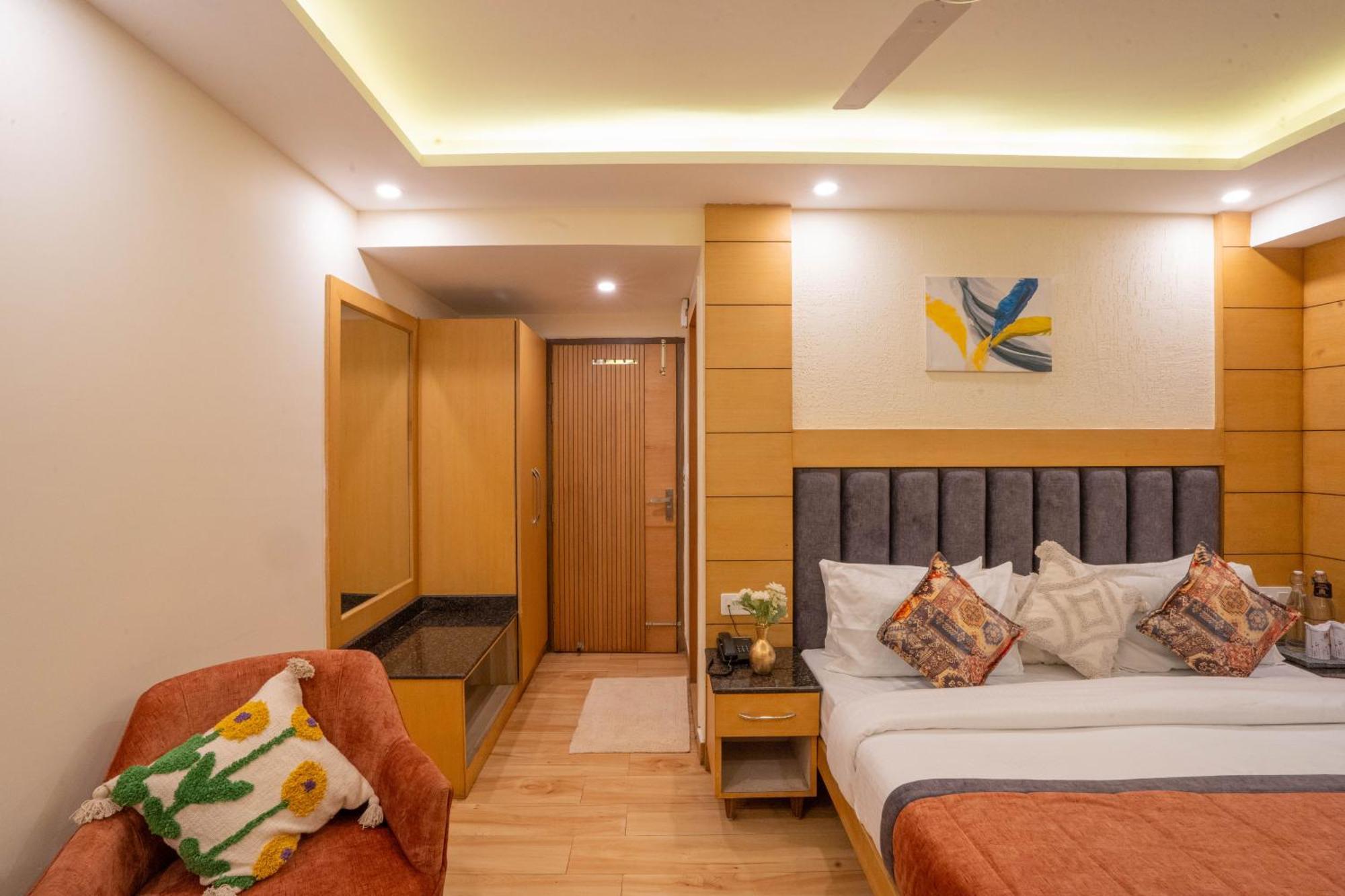 Super Hotel By Perfectstayz Mall Road Mussoorie Exterior photo